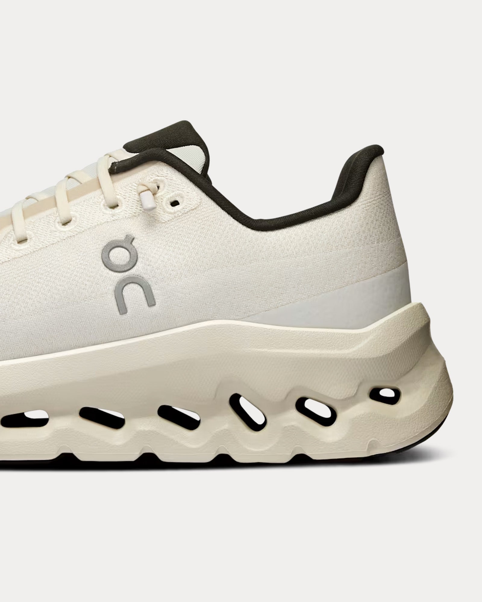 Cloudtilt Pearl / Ice Low Top Sneakers